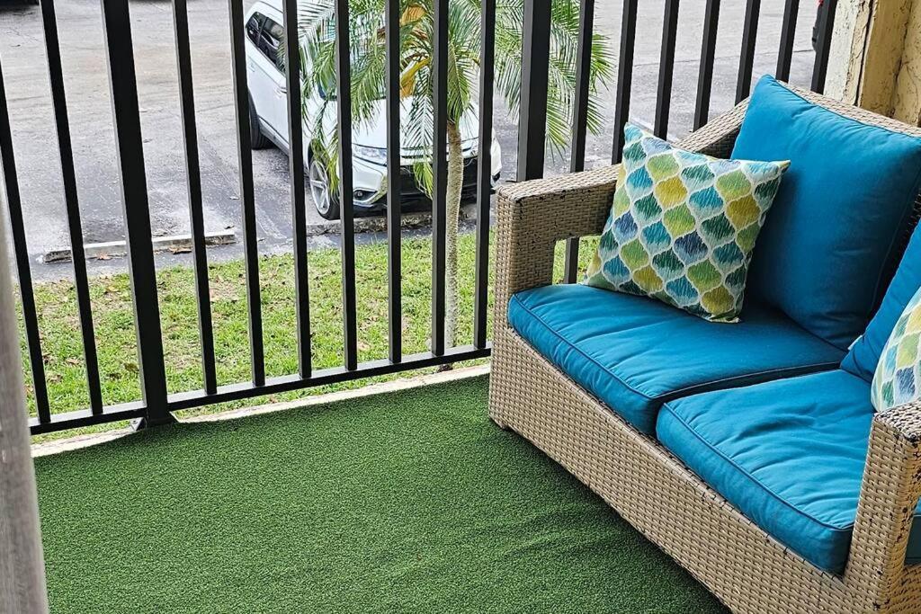 Fully Furnished, Beautiful, Spacious Two Bedroom Condo Lauderhill Extérieur photo